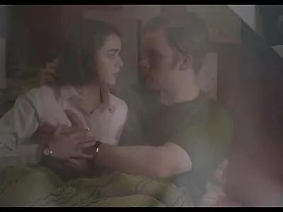جسی بالغ موی کلاغی روی مبل خودارضایی ویدیو های سگسی می کند