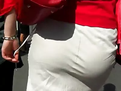 دختر سر ویدیو سوپر سکسی قرمز لنینا کرون بیدمشک شاخ خود را در POV لعنتی می کند