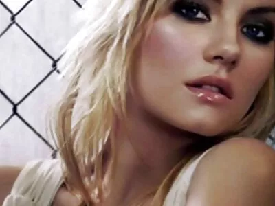 Busty ویدیوسکس babe لعنتی برای آزادی است